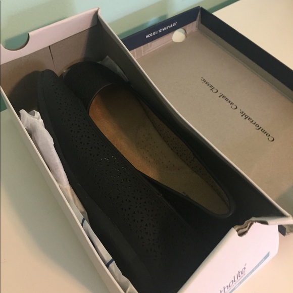 Croft and Barrow Flats 9.5 NWT - Picture 8 of 10